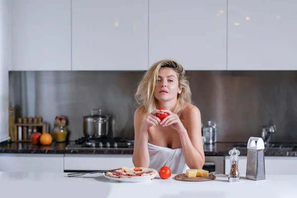 チーズ ソーセージ トマトの材料を持つ女性 台所で朝食を食べる女性 朝のセクシーな主婦 — ストック写真