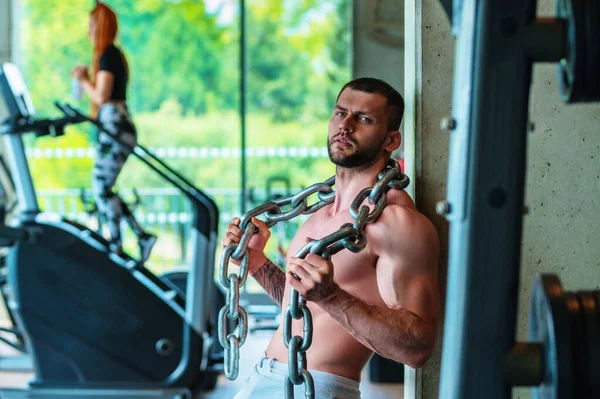 Muskelkräftiger Mann Stemmt Gewichte Fitnessstudio Schöner Typ Bereitet Sich Auf — Stockfoto