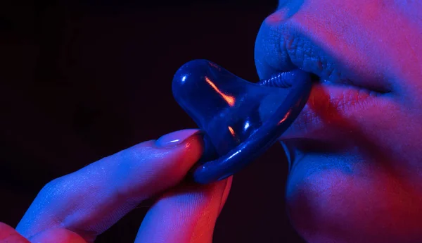Kızlar Kondom Yalarlar Aşktan Önce Sevişme Kadın Ağzı Kapanış Prezervatifi — Stok fotoğraf