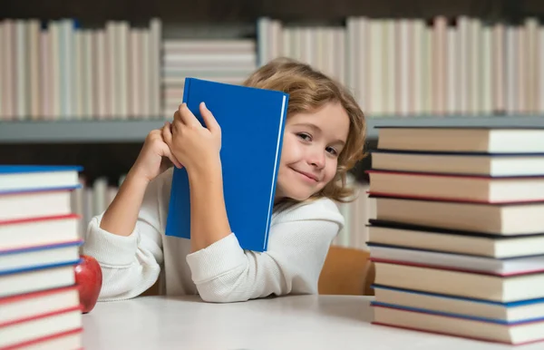 Kluger Schüler Wissens Und Bildungsschulkonzept Schüler Lesen Buch Bibliothek Kinder — Stockfoto