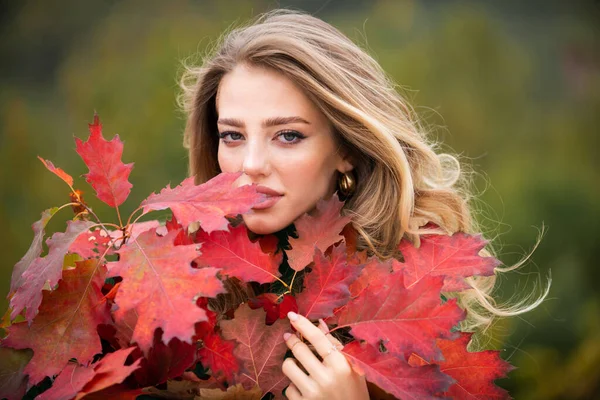 Ősz Ősz Portré Fiatal Őszi Levelekkel Lombozaton Gyönyörű Lány Ősszel — Stock Fotó
