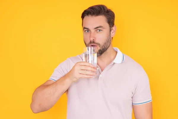 Homem Beber Copo Água Fresca Homem Sedento Segurando Bebidas Vidro — Fotografia de Stock
