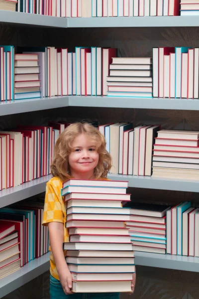 Chico Gracioso Escuela Tiene Montón Libros Niño Lee Libros Biblioteca —  Fotos de Stock