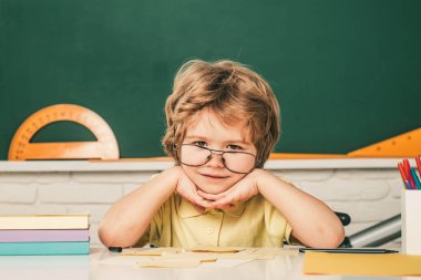 Öğrenci harf ve sayı öğreniyor. Çocuklar okula hazırlanıyor. Evde eğitim. Sınıfta, tahtaya yakın arkadaş canlısı bir çocuk. Yetenekli çocuk. Çocuk sınıfta tahtada öğreniyor.