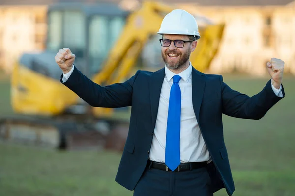 建筑工地的施工经理或主管 施工经理穿着硬礼帽 适合挖掘机附近的人物形象 与施工经理或主管翻修 — 图库照片