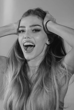 Güzel yüzlü güzel bir genç kızın portresi. Harika bir kız. Genç, sarışın bir kızın portresi mutlu.