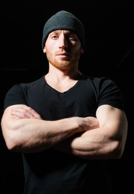 Siyah stüdyodaki genç ve yakışıklı adamın portresi.