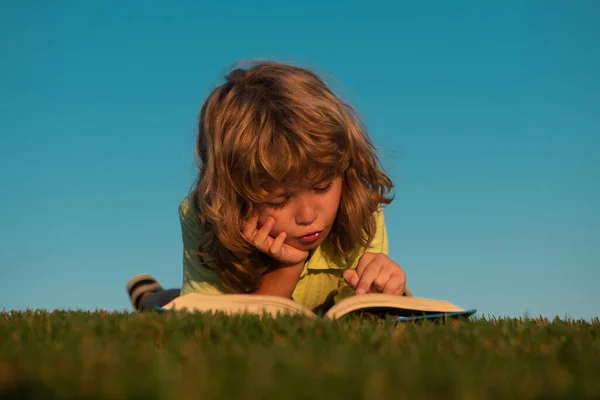 Ребенок Читает Книгу Весеннем Парке Отдых Траве Саду Обучение Открытом — стоковое фото