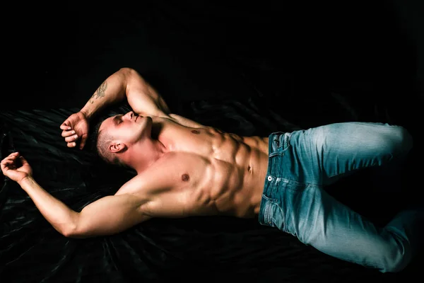 Benessere Concetto Benessere Uomo Bodybuilder Muscoloso Shirtless Leggere Libro Sdraiato — Foto Stock