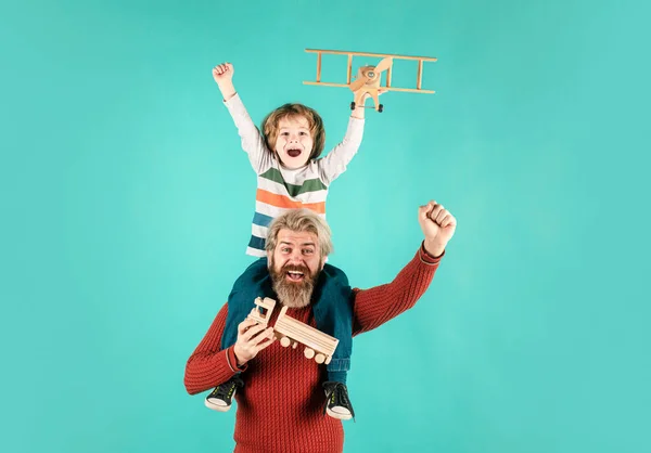 一代又一代的男人 父亲和儿子玩得很开心 玩着玩具飞机 与儿子的家庭关系 爱爸爸 兴奋的小男孩飞行员 — 图库照片