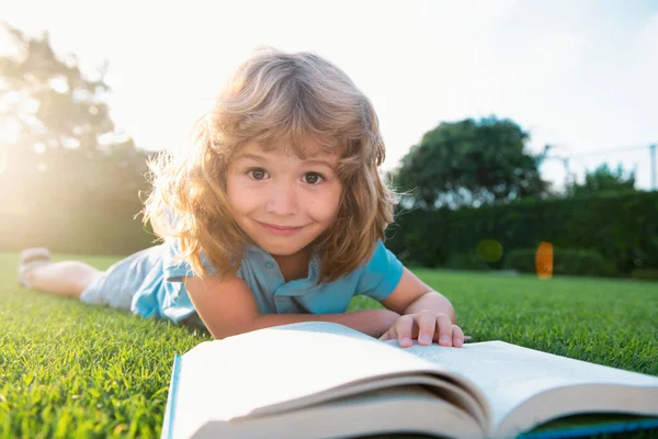 Chico Leyó Libro Escuela Infantil Educación Aire Libre Naturaleza Parque —  Fotos de Stock
