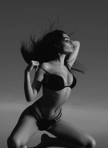 Bella Giovane Donna Sexy Con Figura Sottile Perfetta Con Lunghi — Foto Stock