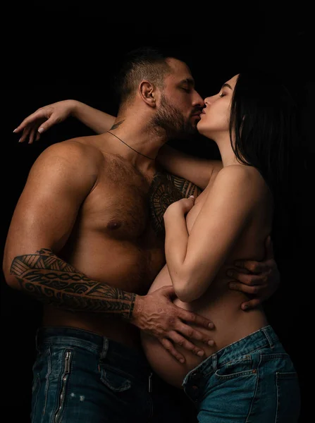 Kuss Glückliche Schwangere Frau Mit Ihrem Mann Hände Und Oberkörper — Stockfoto
