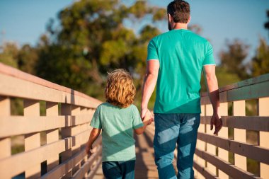 Babayla oğlunun tahta köprüde yürüdüğünü hayal et.