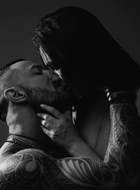 Genç aşıklar. Tutkulu bir adam güzel bir kadını nazikçe öpüyor. Aşık seksi çift. Aşk ve romantizm. Sevgililer Günü. Çift öpücüğü. Birbirimizi seviyoruz. Tutku ve arzu. Romantik çift öpüşüyor..