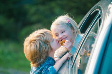 Romantik çocukların Sevgililer Günü 'nde randevusu var. Sevgililer Günü teması. Sevgililer Günü tebrik kartı. Komik çocuklar. En İyi Sevgililer Günü Fikri