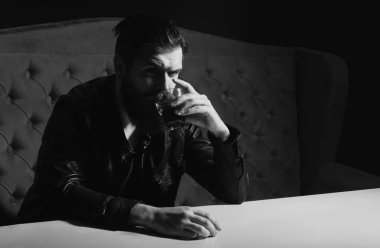Sakallı adam viski, viski ya da konyak içiyor. Hipster, alkolik, alkolik alkolik, alkol bağımlılığı konsepti. Sarhoş adam davranışı