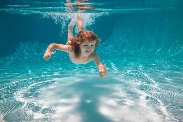 水中の少年はプールで水中で泳ぐ — ストック写真