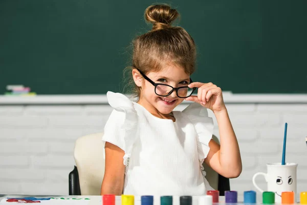 Bonito Cara Menina Escola Com Óculos Meninas Desenhando Colorido Imagens — Fotografia de Stock