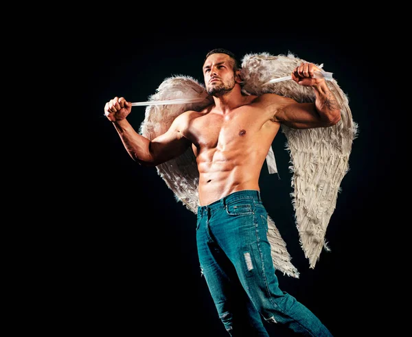 翼だ天使よ 黒の上にトップレスのシャツのない男性モデル 裸の男 — ストック写真