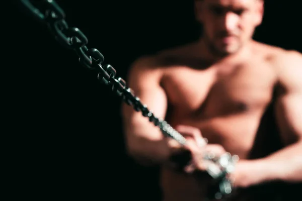 Uomo Muscolare Con Catena Ferro Concentrazione Selettiva Catena Forte Concetto — Foto Stock