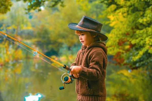 Kindervissen Bij Het Herfstmeer Jongen Met Vishengel — Stockfoto