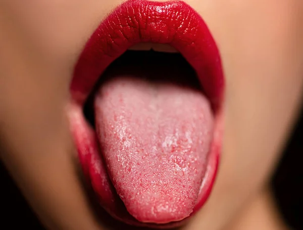 用舌头张开性感的嘴 性感红唇 性感的唇吻 亲吻的嘴 激情之吻 — 图库照片