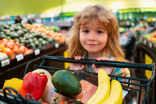 Hälsosam Mat För Ung Familj Med Barn Porträtt Leende Litet — Stockfoto