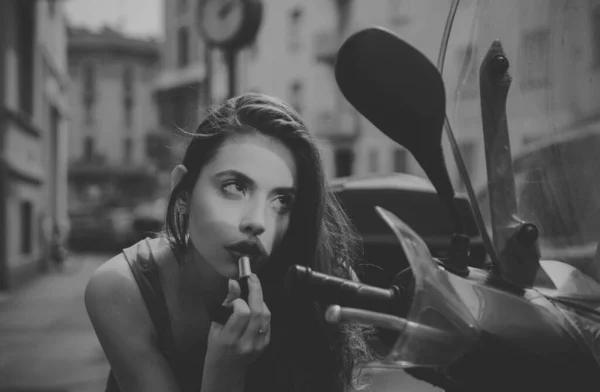 관능적 성공적 비지니스 거리에서 화장을 있어요 입술을 패션걸 오토바이 거울에 — 스톡 사진