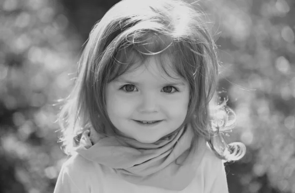 宝宝的脸特写 有趣的小孩把肖像贴得紧紧的 骨瘦如柴 面带微笑 — 图库照片