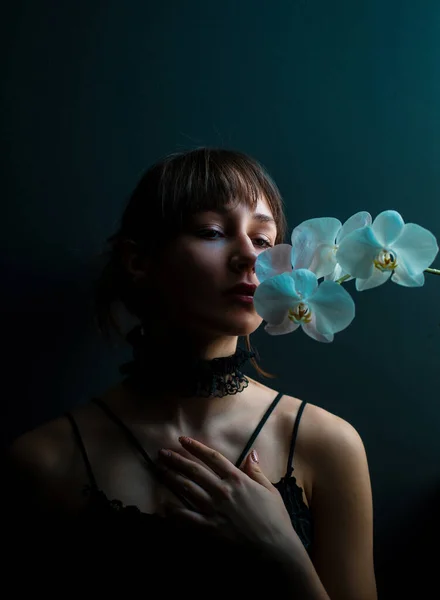 Romantische Tiener Met Orchidee Zwart Portret Van Een Mooie Jonge — Stockfoto