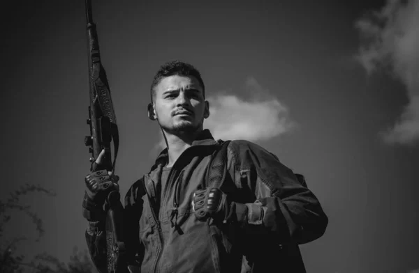 Retrato Del Hamdsome Hunter Hunter Con Escopeta Caza —  Fotos de Stock