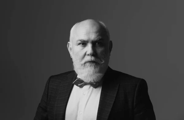 Старший Чоловік Портрет Голови Плечей Бородатого Менеджера Середнього Віку Сірому — стокове фото