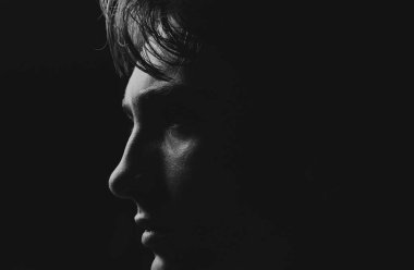 Yakışıklı, kendine güvenen adam. Stüdyoda poz veren ciddi biri.