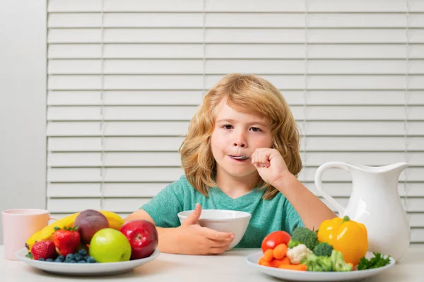 Een Kindermaaltijd Gezonde Voeding Voor Kinderen Leuke Jongen Lik Lepel — Stockfoto