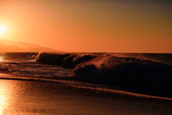 Ondas Salpicam Pôr Sol Sobre Mar Com Panorama Dourado Céu — Fotografia de Stock