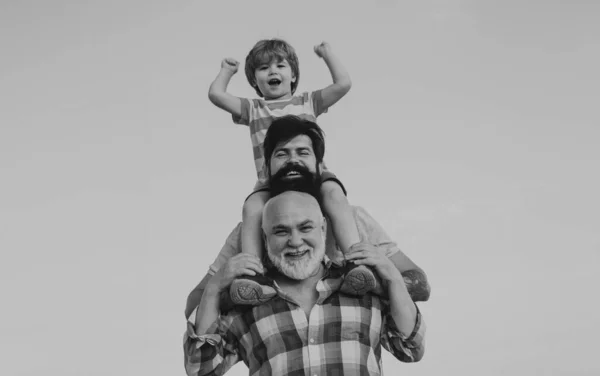 Opgewonden Vader Zoon Spelen Buitenshuis Gelukkig Lachende Jongen Schouder Papa — Stockfoto