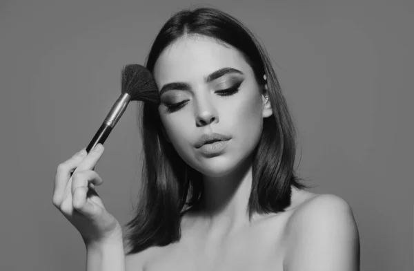 Kvinnans Skönhetskoncept Kvinnlig Kosmetika Makeup Rouge Borste — Stockfoto