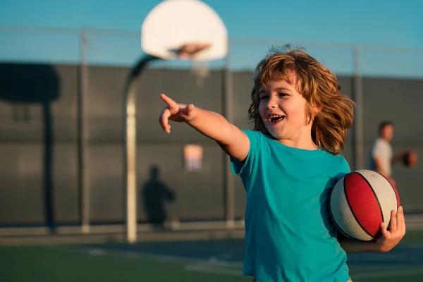 Dzieciak Gra Koszykówkę Piłką Dziecko Pokazujące Gest — Zdjęcie stockowe
