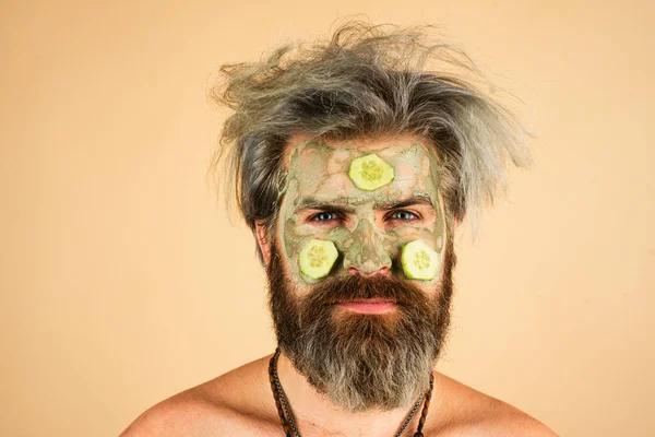 Yüzünde Balçık Maskesi Salatalık Dilimleri Olan Bir Adam Spa Cilt — Stok fotoğraf