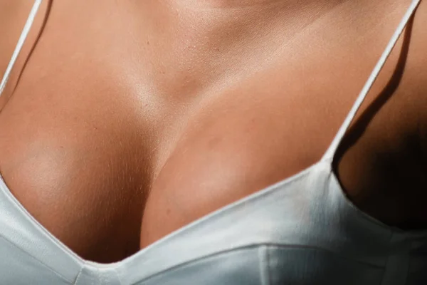 Κοντινό Στήθος Γυναικών Γυναίκα Μετά Την Πλαστική Χειρουργική Σέξι Βυζί — Φωτογραφία Αρχείου