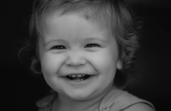 Портрет Счастливого Смеющегося Ребенка Закройте Позитивное Детское Лицо Улыбающийся Младенец — стоковое фото