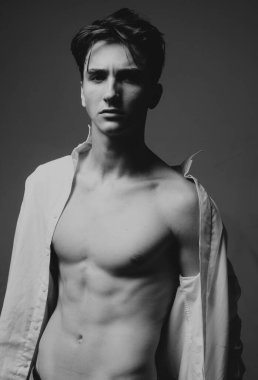 Yakışıklı, kendine güvenen adam. Stüdyoda poz veren ciddi biri.