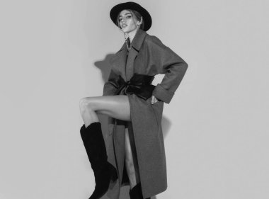 Güzel, zarif bir genç kadının moda sanat stüdyosu portresi.