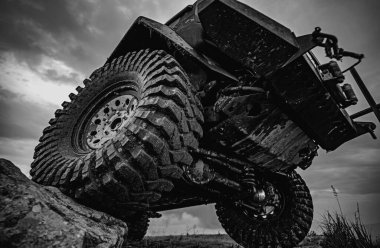 Araba lastiği konsepti off road 'da. Şok emici. 4x4 off road aracı için seyahat ve yarış konsepti
