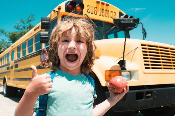 Aufgeregte Schüler Lächeln Schulbus Vor Der Grundschule Die Kamera Glückliches — Stockfoto