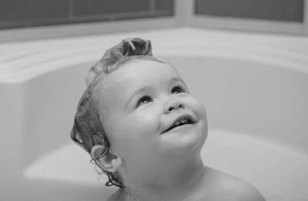 Banhos Infantis Bebé Tomando Banho Close Retrato Rosto Menino Sorridente — Fotografia de Stock