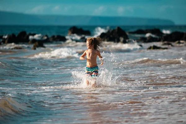 Een Jongetje Aan Kust Een Klein Kind Dat Oceaan Speelt — Stockfoto