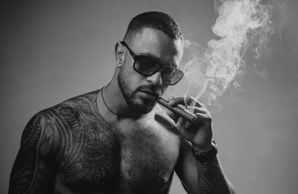 Sigara Içen Yakışıklı Bir Adamın Portresi Purolu Dövmeli Adam Puro — Stok fotoğraf