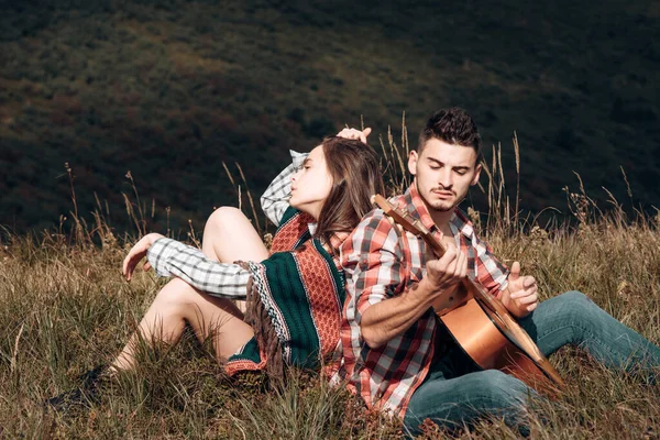 Ζευγάρι Ερωτευμένο Στην Κατασκήνωση Ρομαντική Μουσική Και Ευτυχισμένες Σχέσεις Ζευγαριών — Φωτογραφία Αρχείου